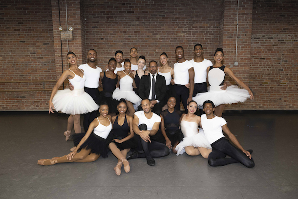 Robert Garland et le danseurs.euses © Elena Olivo