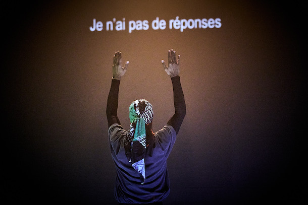 “Every-body-knows-what-tomorrow-brings-and-we-all-know-what-happened-yesterday” de Mohamed Toukabri © Christophe Raynaud de Lage / Festival d’Avignon