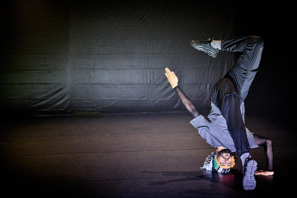 “Every-body-knows-what-tomorrow-brings-and-we-all-know-what-happened-yesterday” de Mohamed Toukabri © Christophe Raynaud de Lage / Festival d’Avignon