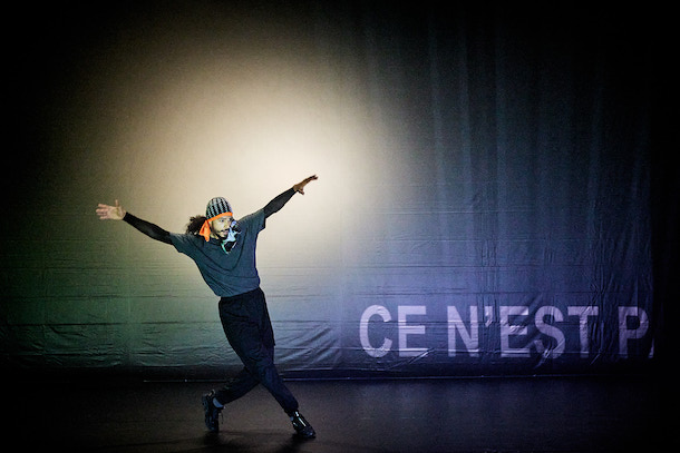 “Every-body-knows-what-tomorrow-brings-and-we-all-know-what-happened-yesterday” de Mohamed Toukabri © Christophe Raynaud de Lage / Festival d’Avignon