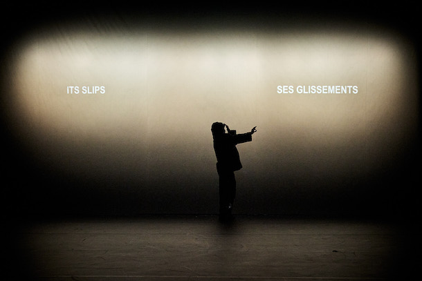 “Every-body-knows-what-tomorrow-brings-and-we-all-know-what-happened-yesterday” © Christophe Raynaud de Lage / Festival d’Avignon