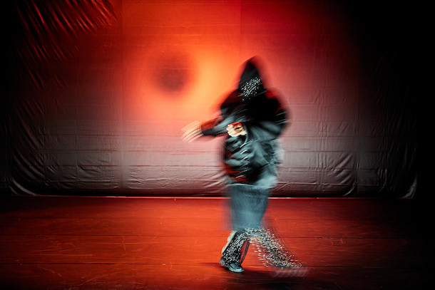 “Every-body-knows-what-tomorrow-brings-and-we-all-know-what-happened-yesterday” © Christophe Raynaud de Lage / Festival d’Avignon