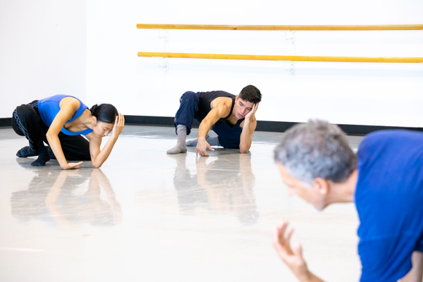 Medhi Walerski-et les danseurs Kiana Jung et Benjamin Peralta répètent "Silent Tides" © Andi Mcleish